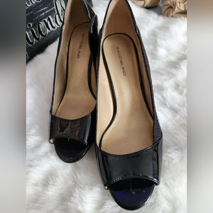 BLACK PATENT LEATHER AND A MATTE BLACK FABRIC HEELS